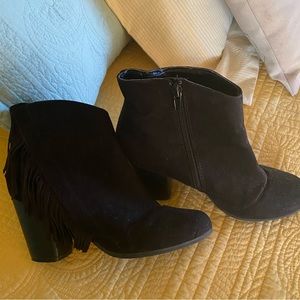 Black suede fringe short boots with side zipper.